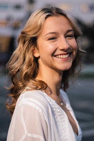 Mujer joven sonriendo al aire libre