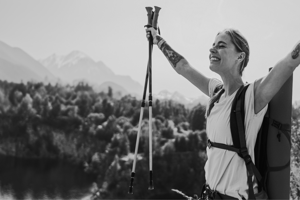 Mujer celebrando con los brazos en alto durante una caminata