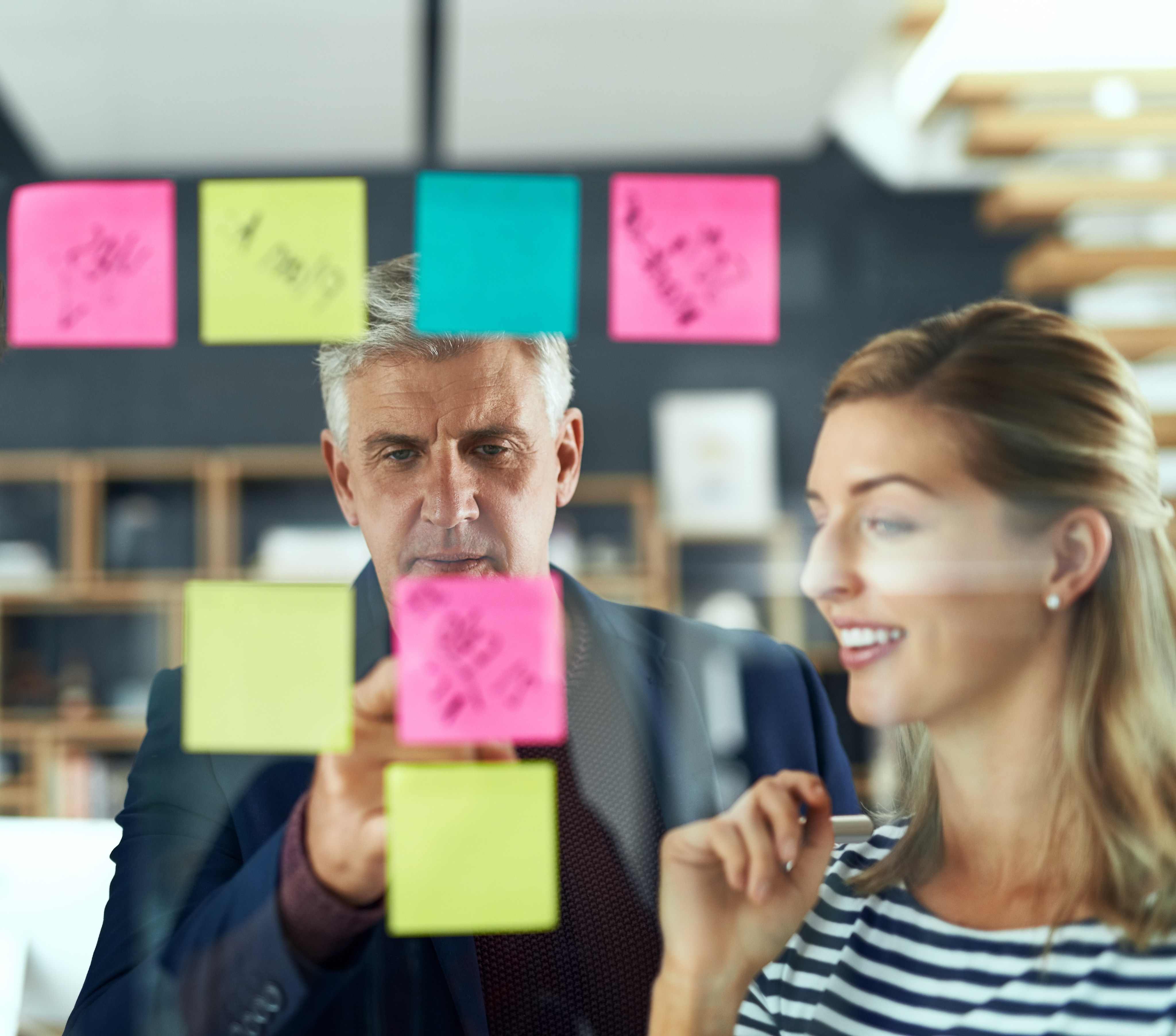 Equipo de trabajo planeando con notas adhesivas