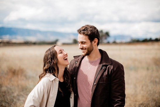 Pareja caminando por el campo