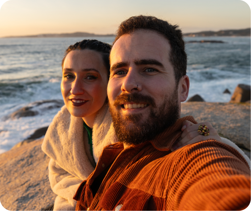 Pareja sonriente a la orilla del mar