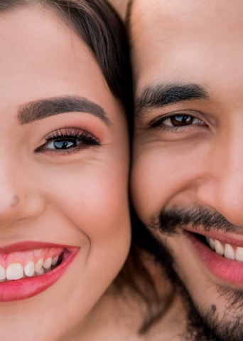 Pareja sonriente, mejilla con mejilla