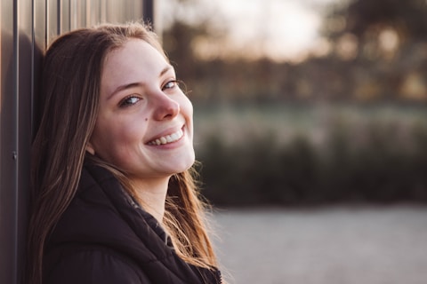 Mujer sonriente al aire libre