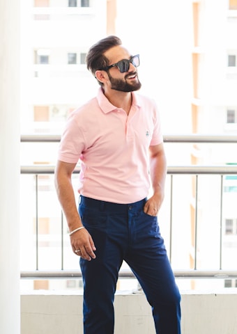 Hombre con lentes de sol en un balcón